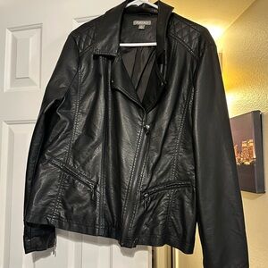 Roz & Ali XL Black Faux Leather Jacket. Nice zipper detail.